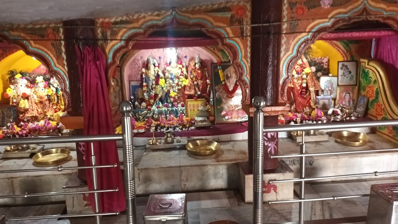 राधा-कृष्ण की प्रतिमाएँ